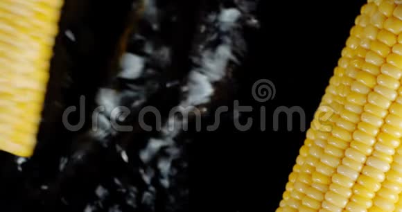 玉米卷在水里溅起水花视频的预览图