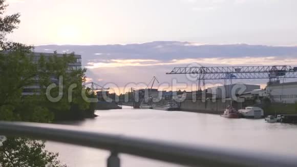 码头的大型移动起重机视频的预览图