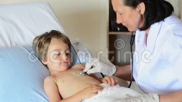 医生在咨询一个小男孩视频的预览图