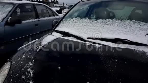 男人从雪中清洁汽车视频的预览图