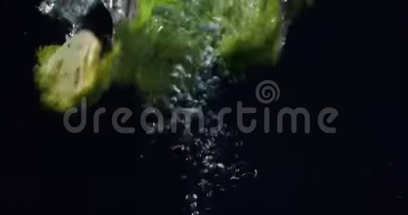 把新鲜的西兰花倒在水里视频的预览图