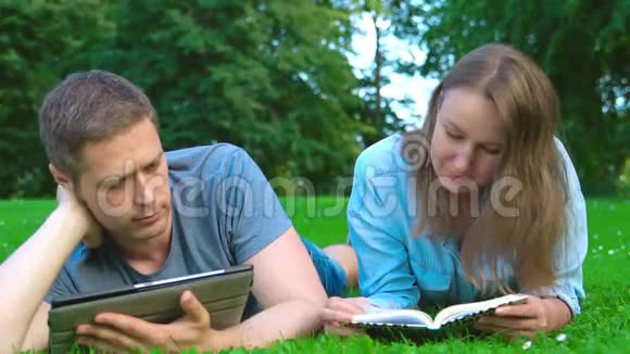 男人和女人在公园看书视频的预览图