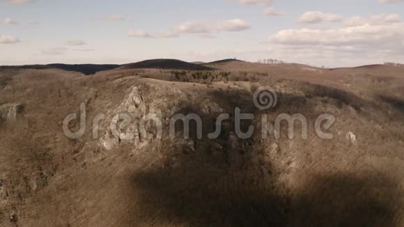 山和森林无人机视野视频的预览图