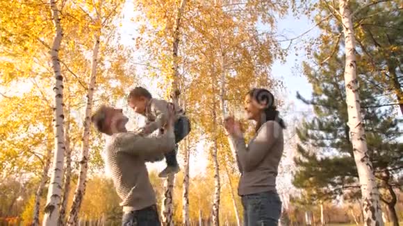 秋天公园有孩子的家人视频的预览图