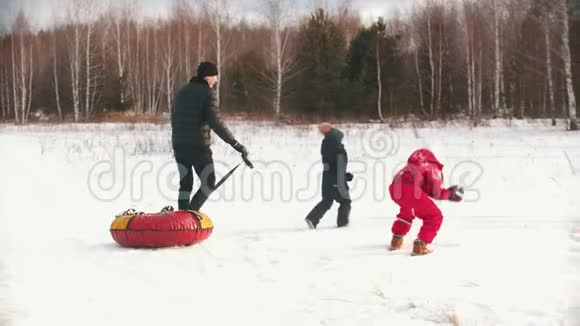 家人在户外玩雪视频的预览图