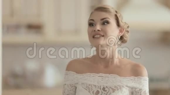 穿着蕾丝婚纱的年轻新娘嘲笑视频的预览图