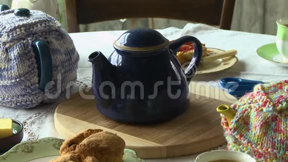 厨房桌上的茶壶视频的预览图