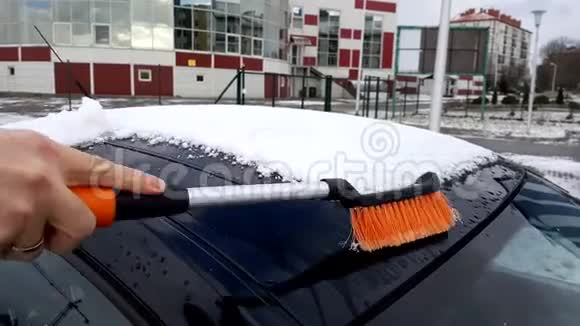 人从雪中清洁汽车视频的预览图