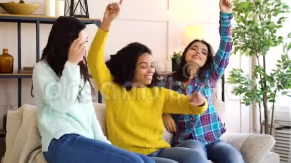 快乐的女孩在家沙发上跳舞视频的预览图