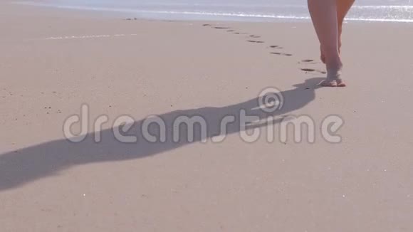 在海滩上散步的女人特写镜头视频的预览图