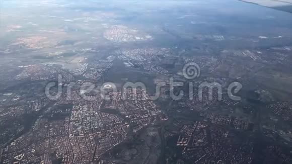 从飞机上看到马德里的空中景色视频的预览图