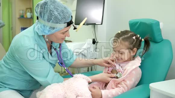 医生接待快乐的孩子体检生病的孩子听儿童肺听诊器治疗视频的预览图