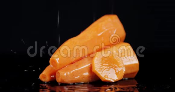 有水滴的新鲜胡萝卜视频的预览图