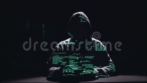 间谍正在键盘上输入病毒补丁以进行黑客攻击黑色背景剪影视频的预览图