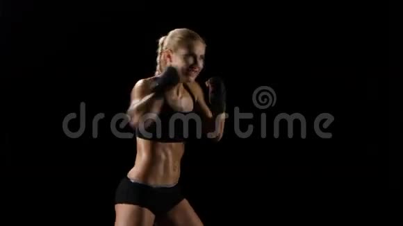 体育训练女拳击手快速准确的打击视频的预览图