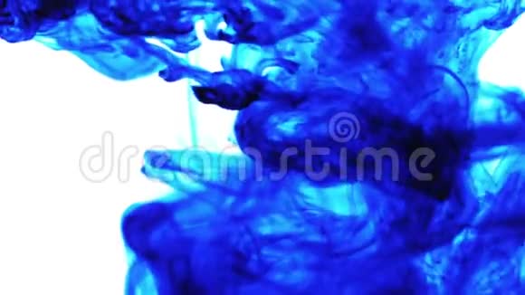 在水中旋转的蓝色视频的预览图
