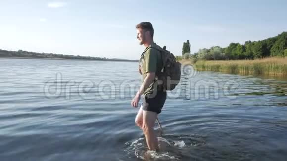 带背包的年轻男性旅行者视频的预览图