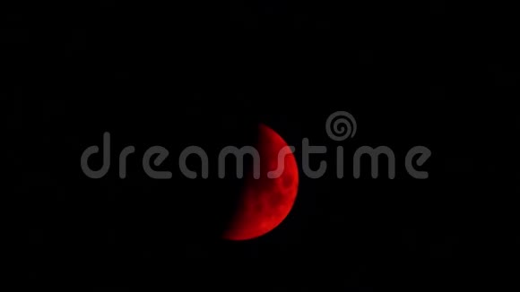 月亮一半背景红色在黑暗中视频的预览图