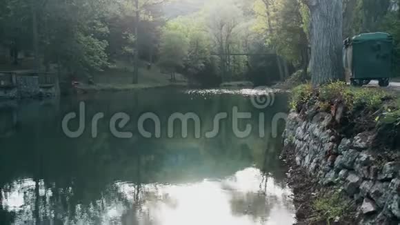 静静的河流穿山而过在夏天的时候桥在远处视频的预览图