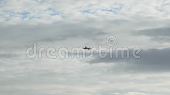 降落的飞机在云层中缓慢降落视频的预览图