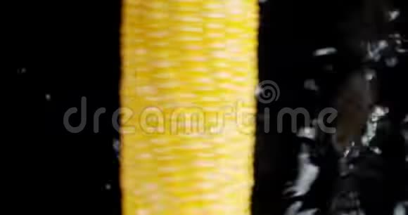 玉米卷在水里溅起水花视频的预览图