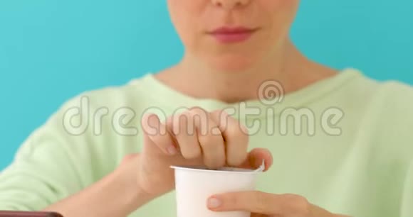 女人吃酸奶视频的预览图