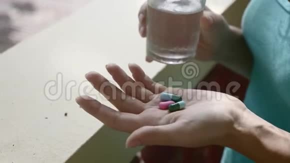 手中的药丸视频的预览图
