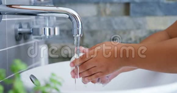 女生洗手间洗手池4k视频的预览图