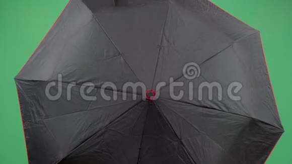 带伞的女探险家视频的预览图