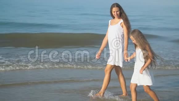 妈妈和女儿去海边视频的预览图