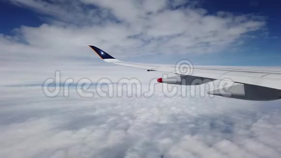 云景中的飞机机翼视频的预览图