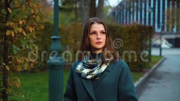 孤独悲伤的女人在公园里散步视频的预览图