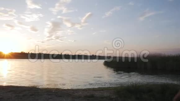 在河滩上的几个旅行者视频的预览图