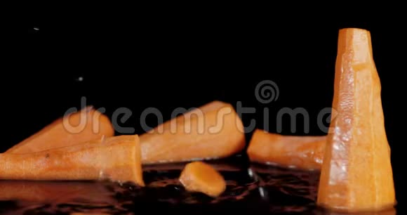 新鲜的胡萝卜掉进水里视频的预览图