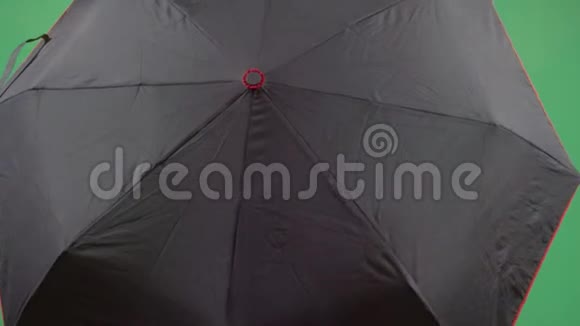 带伞的女探险家视频的预览图