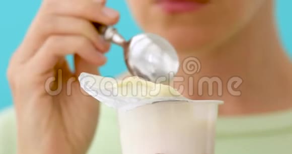 女人吃酸奶视频的预览图