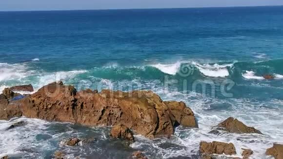 大西洋海浪和岩石视频的预览图