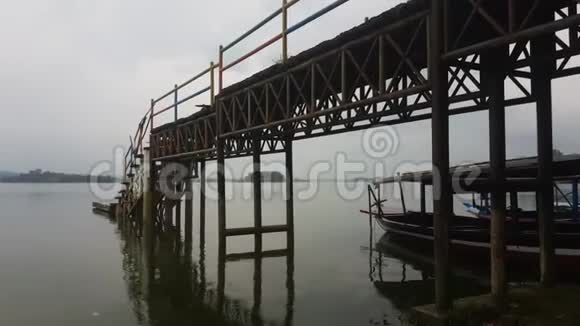 下雨时美丽的湖景视频的预览图