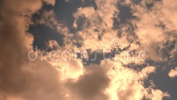 美丽的天空从云层中出现的阳光棕色的色调令人惊叹的大自然拍摄室外视频的预览图