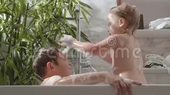 孩子们在泡沫的水里洗澡视频的预览图
