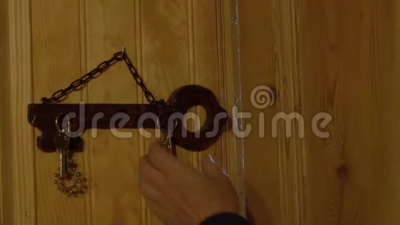 钥匙挂在墙上的钩子上视频的预览图
