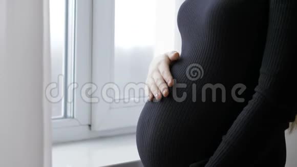 靠近一个可爱的怀孕肚子视频的预览图