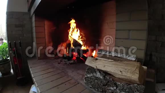 房子里靠近壁炉的森林视频的预览图