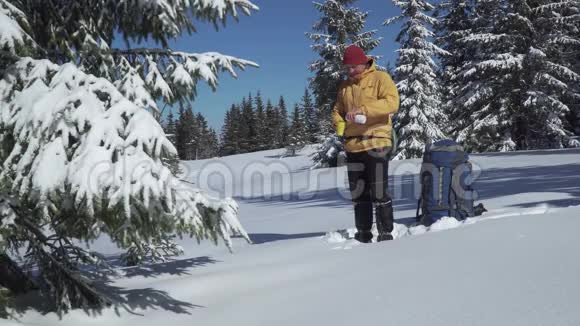 一个人在冬天的森林里喝茶视频的预览图