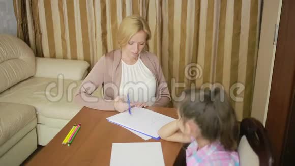 儿童心理学家和一个小女孩儿童心理辅导视频的预览图