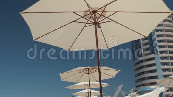 从海滩上的太阳伞视频的预览图