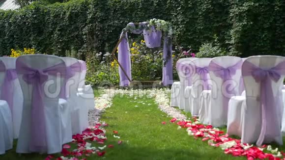 婚礼拱门举行婚礼视频的预览图