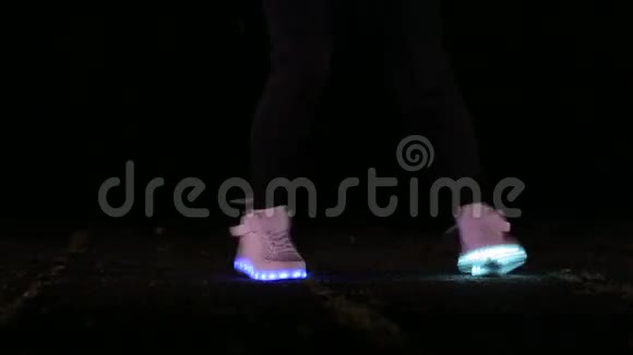 在夜晚发光的鞋子里做特写视频的预览图