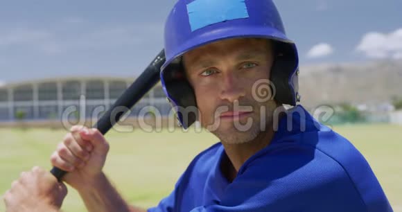 棒球运动员拿着棒球棒视频的预览图
