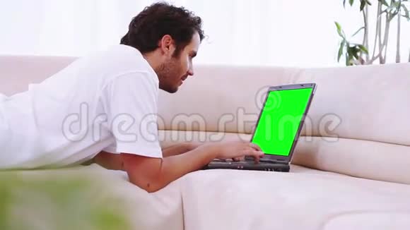 在客厅使用笔记本电脑的人录像视频的预览图